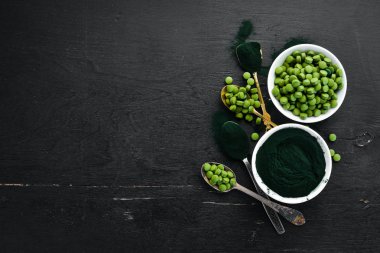 Spirulina tozu ve tabletler. Superfood Üst görünüm. Ücretsiz kopyalama alanı.