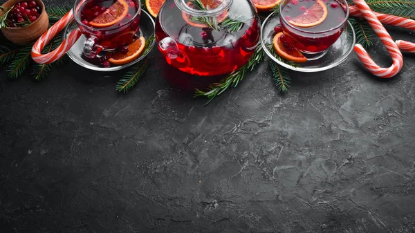 Ζεστό Τσάι Βατόμουρο Και Πορτοκάλι Στο Φόντο Της Μαύρης Κουζίνας — Φωτογραφία Αρχείου