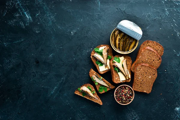 Sandwich Con Espadín Espadín Aceite Sobre Fondo Negro Vista Superior — Foto de Stock
