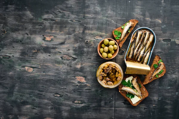 Sandwich Mit Sprotte Sprotte Auf Schwarzem Hintergrund Ansicht Von Oben — Stockfoto