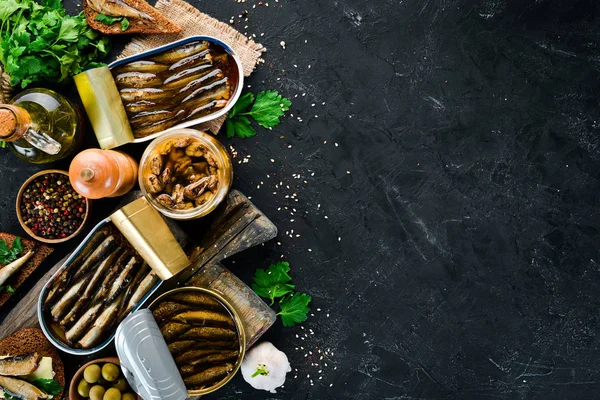 Assortimento Spratti Sott Olio Pesce Affumicato Sfondo Nero Vista Dall — Foto Stock