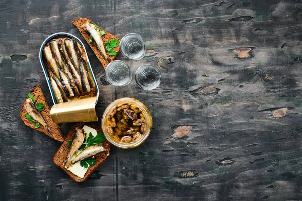 Sortiment Sprotten Räucherfisch Auf Schwarzem Hintergrund Ansicht Von Oben Freier — Stockfoto