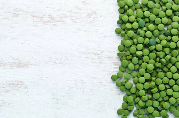 Organik spirulina tabletleri. Superfood Üst görünüm. Ücretsiz kopyalama alanı.