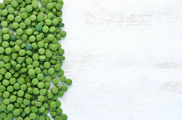 Organik spirulina tabletleri. Superfood Üst görünüm. Ücretsiz kopyalama alanı.