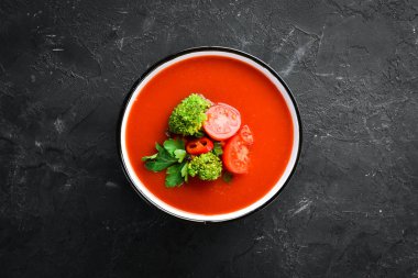 Sebze ve maydanoz ile domates çorbası. Bir kasede Meksika çorbası. Üstte görüntü.