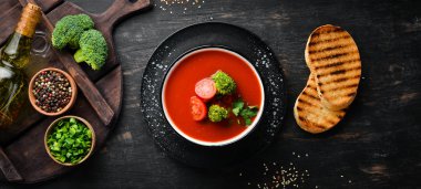 Sebze ve maydanoz ile domates çorbası. Bir kasede Meksika çorbası. Üstte görüntü.