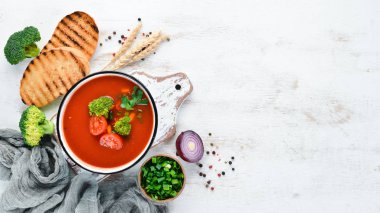 Sebze ve maydanoz ile domates çorbası. Bir kasede Meksika çorbası. Üstte görüntü.
