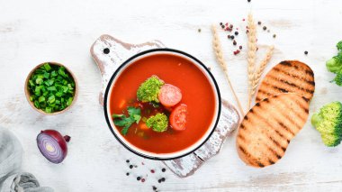 Sebze ve maydanoz ile domates çorbası. Bir kasede Meksika çorbası. Üstte görüntü.