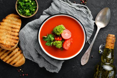 Sebze ve maydanoz ile domates çorbası. Bir kasede Meksika çorbası. Üstte görüntü.