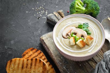 Kızarmış ekmek ile bir kase mantar Kremalı çorba. Diyet yemekleri. Üstte görüntü.