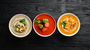 Renkli sebze çorbası kreması. Diyet yemekleri. Siyah bir arka plan üzerinde. Üst te. Ücretsiz kopyalama alanı.