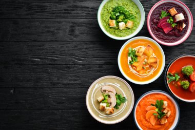 Renkli sebze çorbası kreması. Diyet yemekleri. Siyah bir arka plan üzerinde. Üst te. Ücretsiz kopyalama alanı.