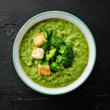 Brokoli, kızarmış ekmek ile bir kapta ıspanak krema çorbası. Yeşil çorba. Diyet yemekleri. Üstte görüntü.