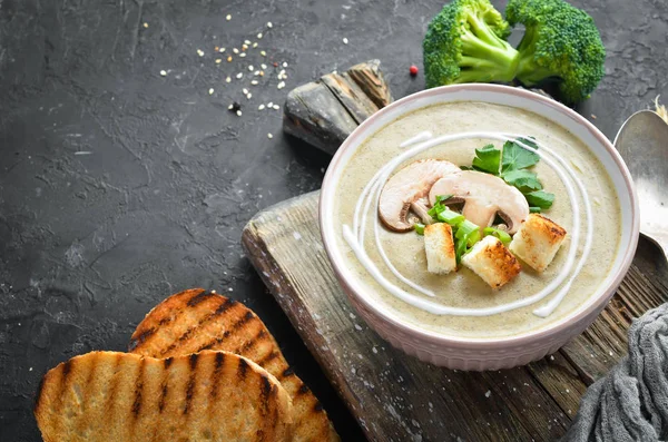 Kızarmış ekmek ile bir kase mantar Kremalı çorba. Diyet yemekleri. Üstte görüntü.