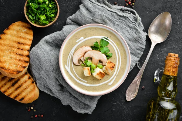 奶油汤蘑菇在碗与烤面包 膳食食品 顶部视图 — 图库照片