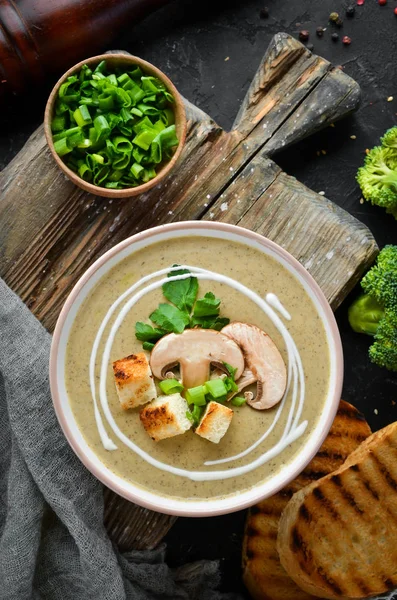 Kızarmış ekmek ile bir kase mantar Kremalı çorba. Diyet yemekleri. Üstte görüntü.