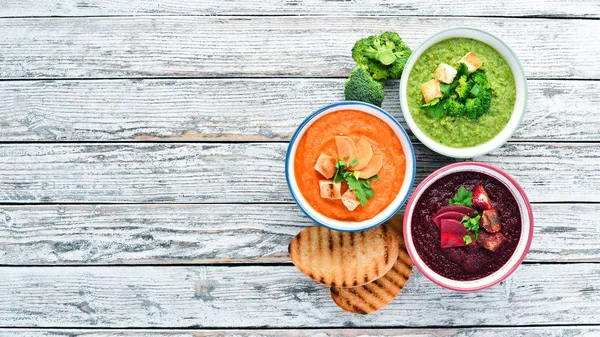 各种五颜六色的蔬菜奶油汤 健康饮食或素食的概念 顶部视图 免费复制空间 — 图库照片