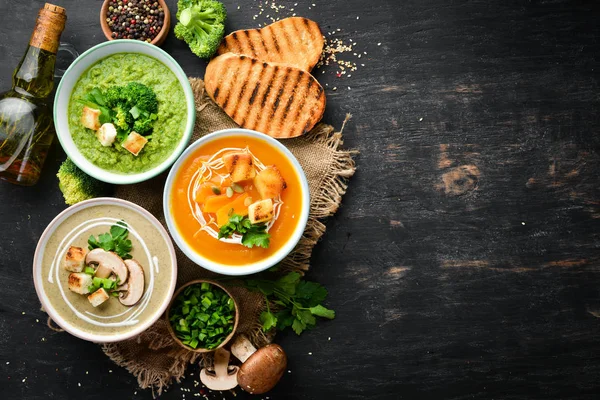 Crema Sopa Verduras Colores Alimento Dietético Sobre Fondo Negro Vista — Foto de Stock