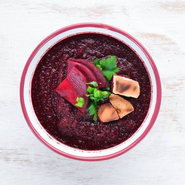 Pancar kremalı çorba bir kase, tost ekmeği ile. Diyet yemekleri. Üst te. Ücretsiz kopyalama alanı.