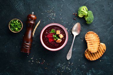 Pancar kremalı çorba bir kase, tost ekmeği ile. Diyet yemekleri. Üst te. Ücretsiz kopyalama alanı.