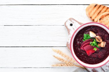 Pancar kremalı çorba bir kase, tost ekmeği ile. Diyet yemekleri. Üst te. Ücretsiz kopyalama alanı.