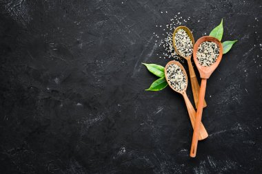 Susam. Siyah beyaz susam seti. Siyah bir arka plan üzerinde. Üst te. Ücretsiz kopyalama alanı.