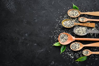Susam. Siyah beyaz susam seti. Siyah bir arka plan üzerinde. Üst te. Ücretsiz kopyalama alanı.