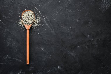 Susam. Siyah beyaz susam seti. Siyah bir arka plan üzerinde. Üst te. Ücretsiz kopyalama alanı.