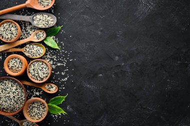 Susam. Siyah beyaz susam seti. Siyah bir arka plan üzerinde. Üst te. Ücretsiz kopyalama alanı.