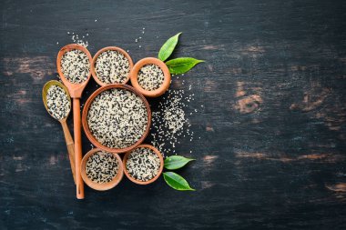 Susam. Siyah beyaz susam seti. Siyah bir arka plan üzerinde. Üst te. Ücretsiz kopyalama alanı.