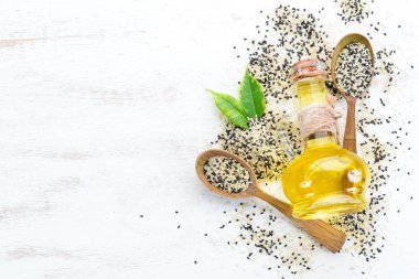 Susam ve susam yağı tohumları. Eski arka planda. Üst te. Ücretsiz kopyalama alanı.