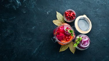 Mutfak masasında kavanozda lahana turşusu. Lahana, karnabahar. Üst te. Metniniz için boş alan.