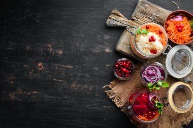 Mutfak masasında kavanozda lahana turşusu. Lahana, karnabahar. Üst te. Metniniz için boş alan.