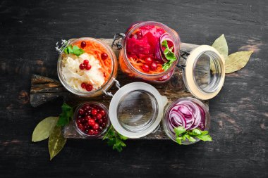 Mutfak masasında kavanozda lahana turşusu. Lahana, karnabahar. Üst te. Metniniz için boş alan.