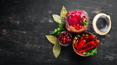 Mutfak masasında kavanozda lahana turşusu. Lahana, karnabahar. Üst te. Metniniz için boş alan.