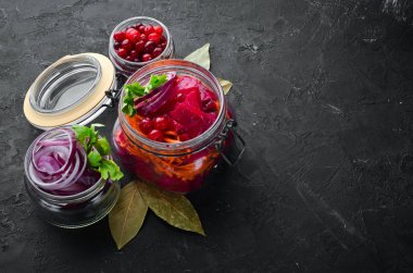 Mutfak masasında kavanozda lahana turşusu. Lahana, karnabahar. Üst te. Metniniz için boş alan.