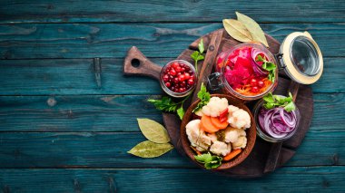 Mutfak masasında kavanozda lahana turşusu. Lahana, karnabahar. Üst te. Metniniz için boş alan.