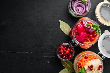 Mutfak masasında kavanozda lahana turşusu. Lahana, karnabahar. Üst te. Metniniz için boş alan.