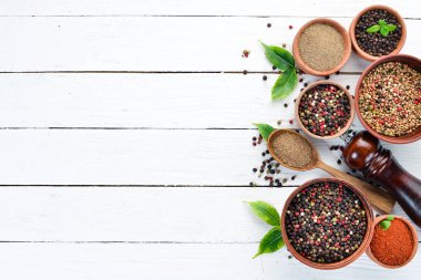 Karabiber, renkli biber, deniz tuzu, karabiber, kurutulmuş biber. Üst te. Beyaz bir arka plan üzerinde. metniniz için boş alan.