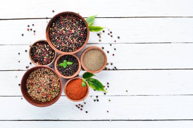 Karabiber, renkli biber, deniz tuzu, karabiber, kurutulmuş biber. Üst te. Beyaz bir arka plan üzerinde. metniniz için boş alan.