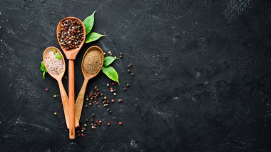 Renkli biber ve deniz tuzu. Üst te. Eski arka planda. metniniz için boş alan.