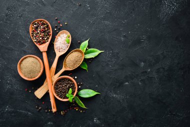 Renkli biber ve deniz tuzu. Üst te. Eski arka planda. metniniz için boş alan.