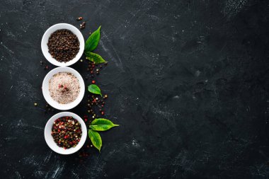 Renkli biber ve deniz tuzu. Üst te. Eski arka planda. metniniz için boş alan.