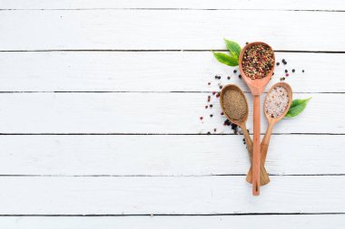 Renkli biber ve deniz tuzu. Üst te. Eski arka planda. metniniz için boş alan.