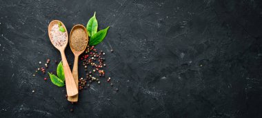 Renkli biber ve deniz tuzu. Üst te. Eski arka planda. metniniz için boş alan.