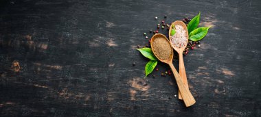 Renkli biber ve deniz tuzu. Üst te. Eski arka planda. metniniz için boş alan.