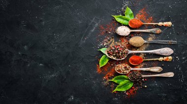 Renkli biber ve deniz tuzu. Üst te. Eski arka planda. metniniz için boş alan.