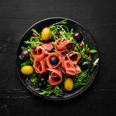 Prosciutto, zeytin ve arugula ile Salata. Soğuk atıştırmalıklar. Üst te. Metniniz için boş alan.