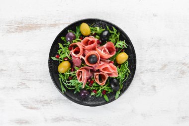 Prosciutto, zeytin ve arugula ile Salata. Soğuk atıştırmalıklar. Üst te. Metniniz için boş alan.