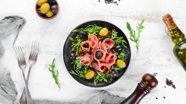 Prosciutto, zeytin ve arugula ile Salata. Soğuk atıştırmalıklar. Üst te. Metniniz için boş alan.